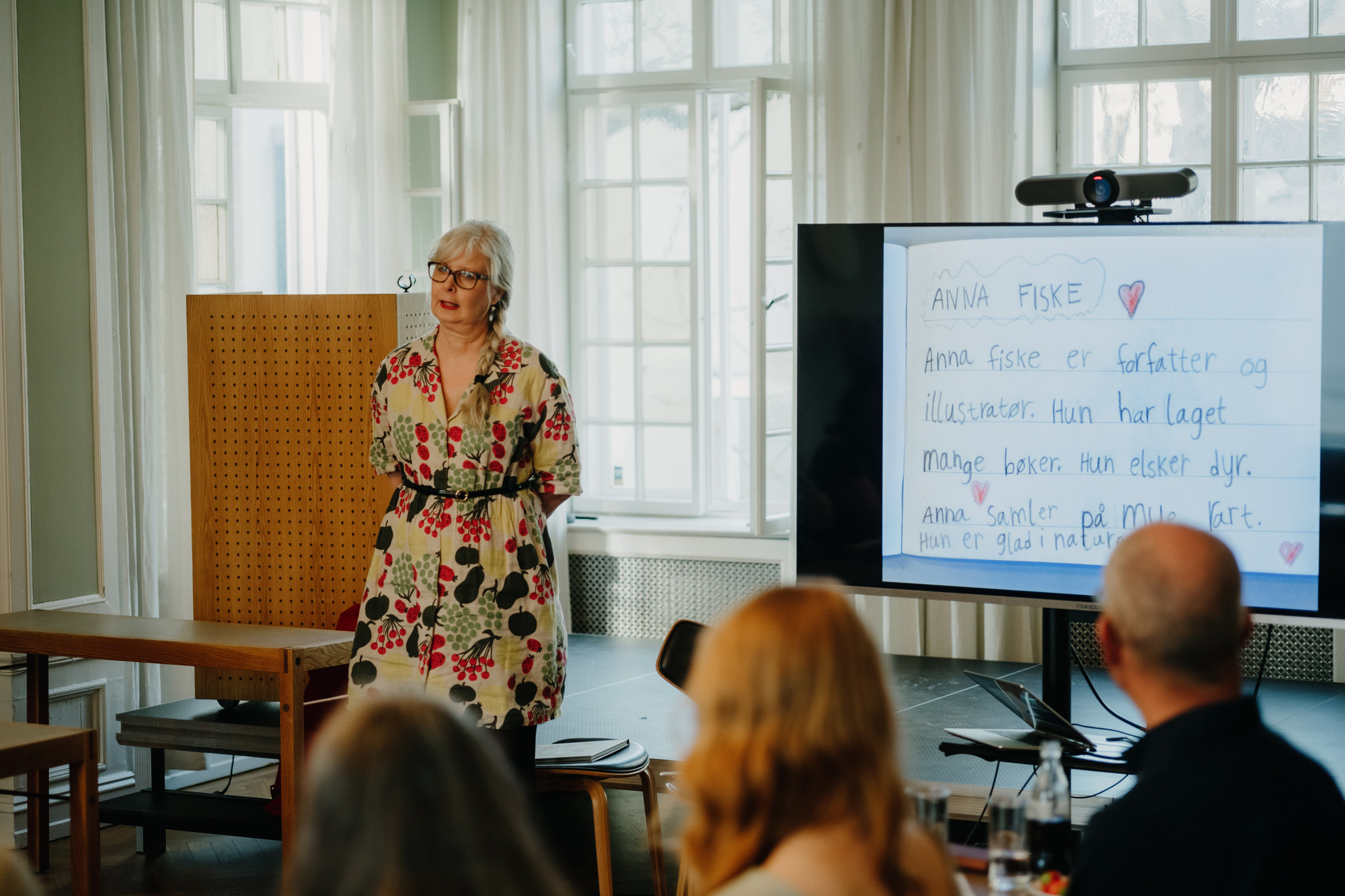Anna Fiske snakker foran en forsamling. 