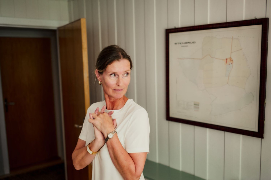 Kvinne ser til venstre for kamera, det er uklart om hun ber til høyere makter, men hun har hendene tatt opp til brystet i et slags foldet grep. Da ser man at hun antakeligvis også går til en av disse dyrere manikyrene, selv om det ikke er så mange av de ved Mjøsa.