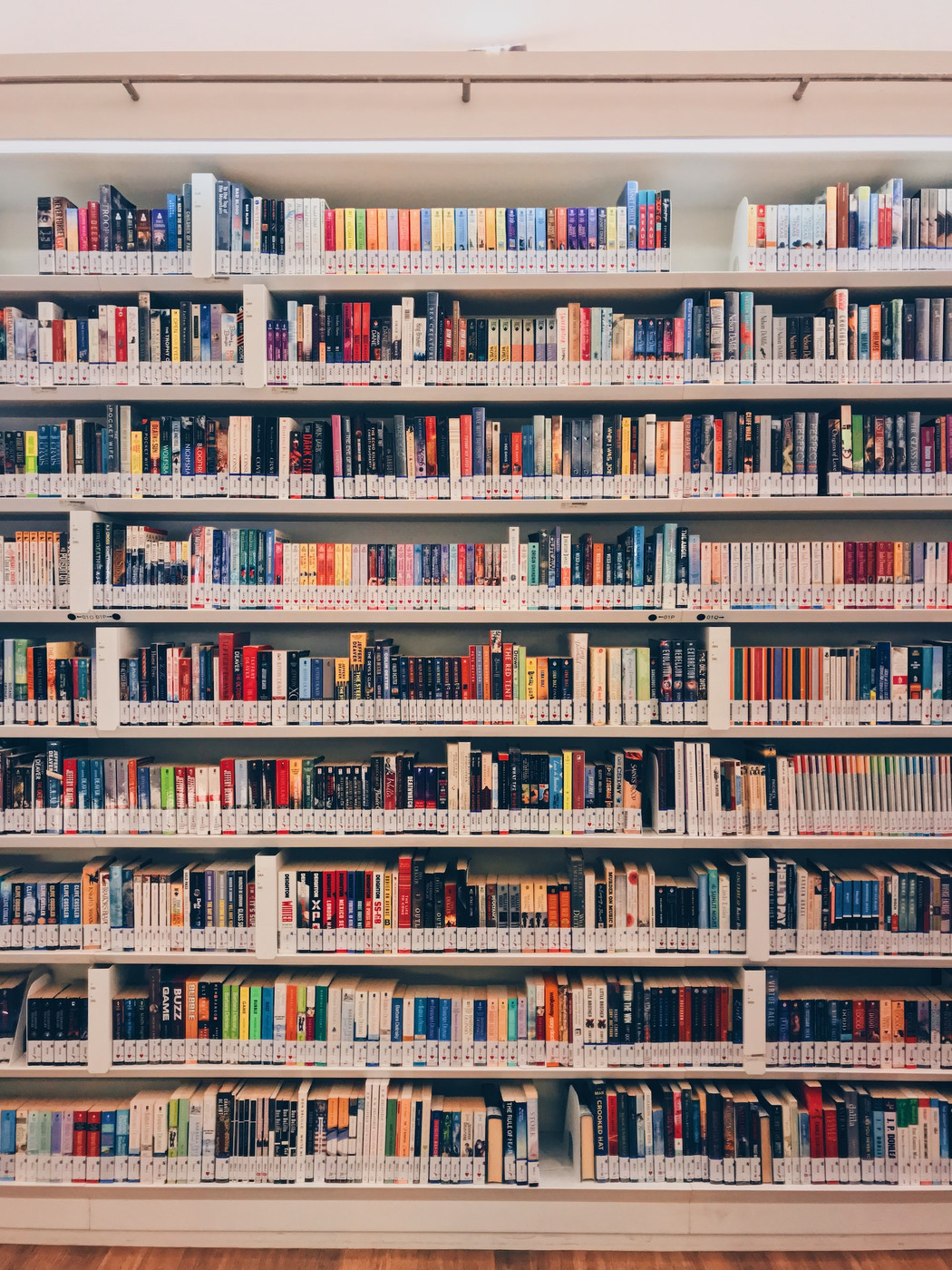 bokhylle i bibliotek
