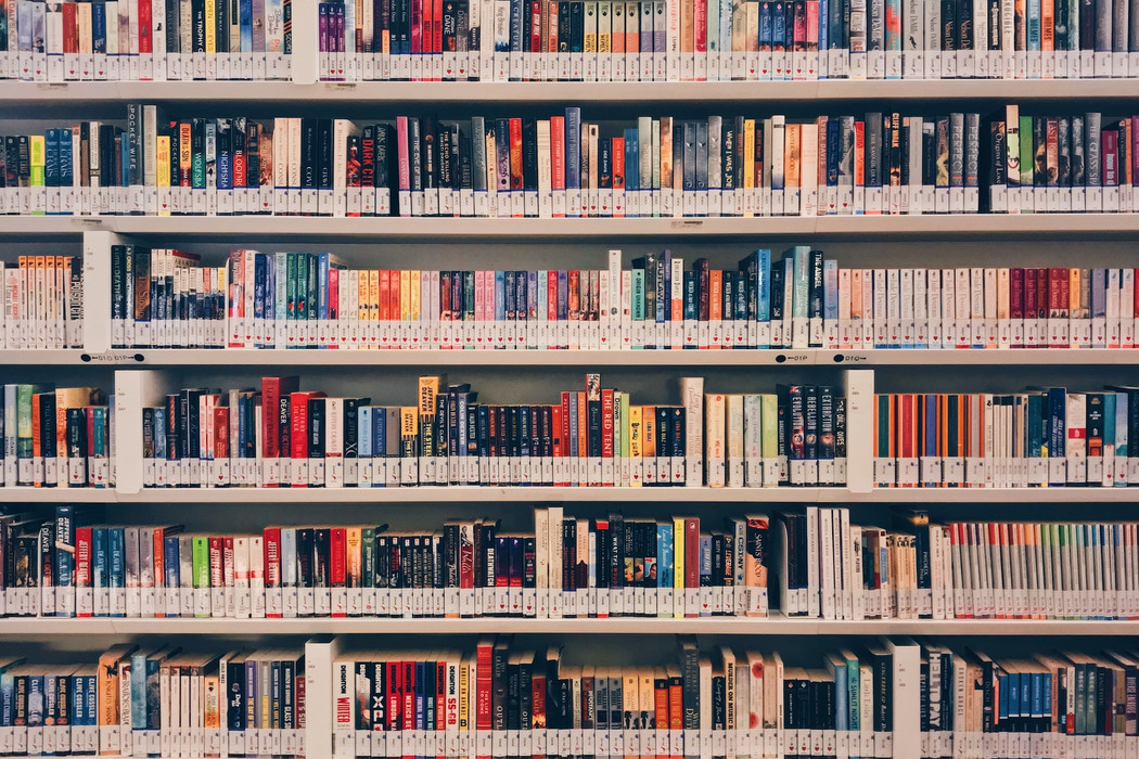 bokhylle i bibliotek