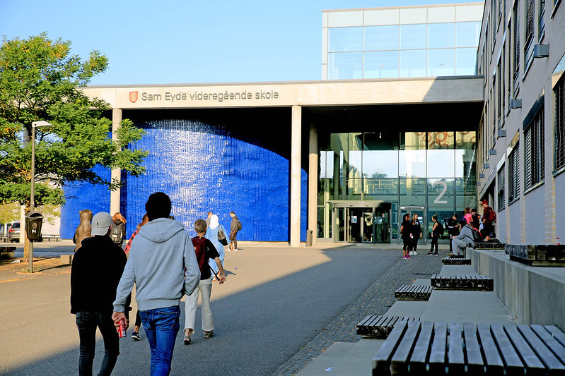 Elever utenfor en videregående skole