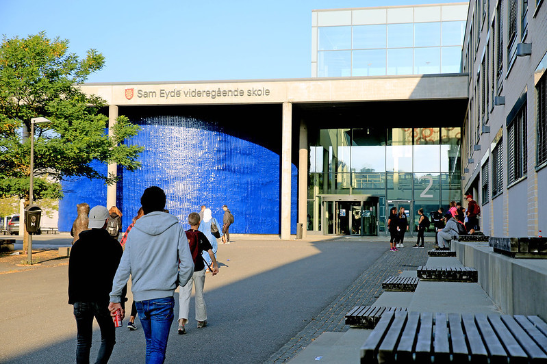 Elever utenfor en videregående skole