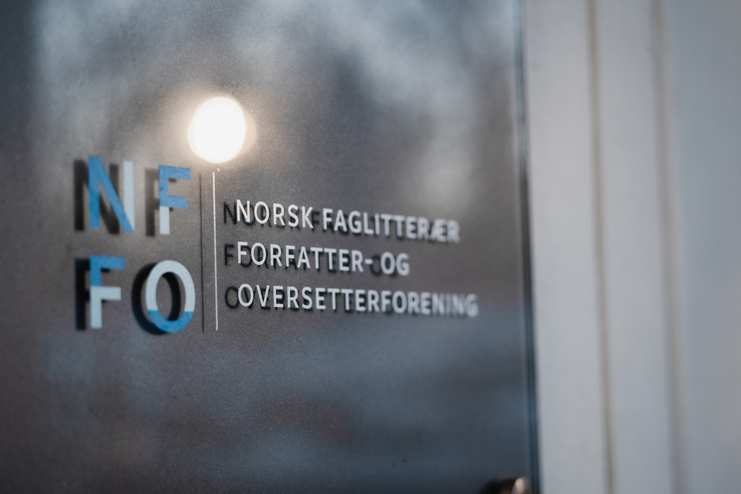Plakett med logoen til NFFO med refleksjon fra en kamerablitz